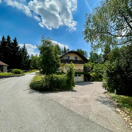 Quiet Forest Retreat With Pool Apartmán