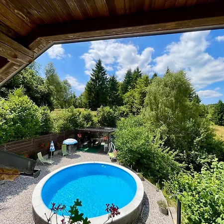 Quiet Forest Retreat With Pool Apartmán