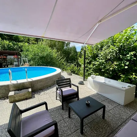 Quiet Forest Retreat With Pool Apartmán *