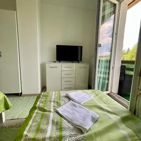 Quiet Forest Retreat With Pool