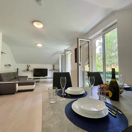 Quiet Forest Retreat With Pool Apartmán