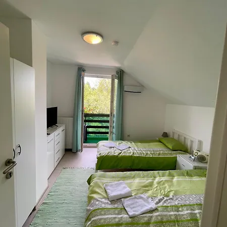 Quiet Forest Retreat With Pool Borovnica