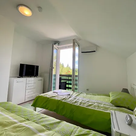 Quiet Forest Retreat With Pool