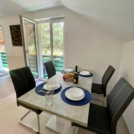 Quiet Forest Retreat With Pool Apartma