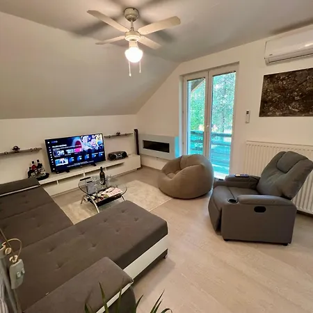 Apartmán Quiet Forest Retreat With Pool