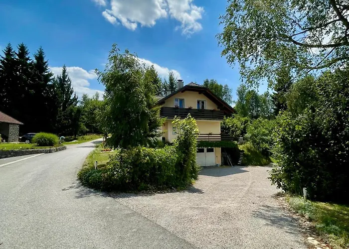 Quiet Forest Retreat With Pool Appartamento