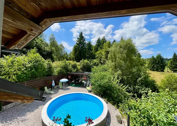 Quiet Forest Retreat With Pool Lejlighed