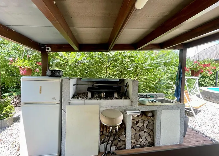 Quiet Forest Retreat With Pool