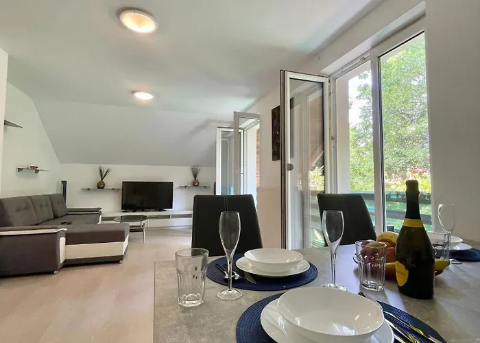 Quiet Forest Retreat With Pool Appartamento