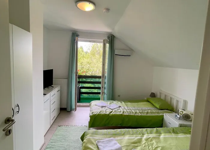 Quiet Forest Retreat With Pool Borovnica