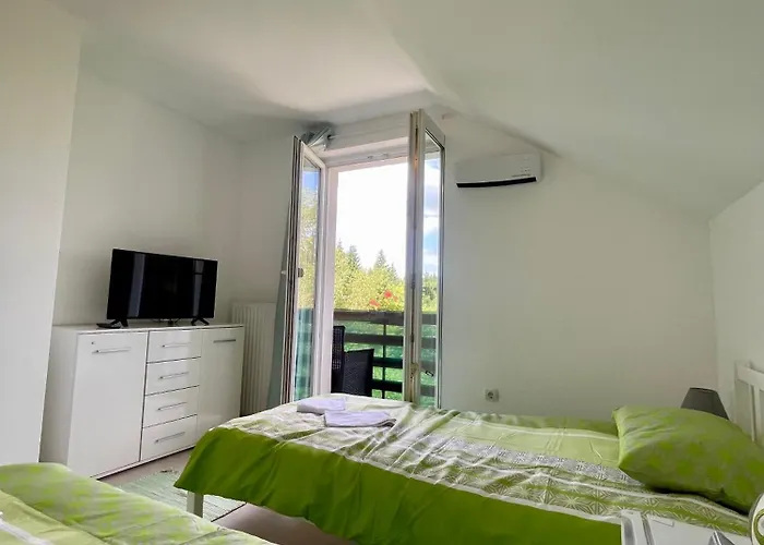 Quiet Forest Retreat With Pool