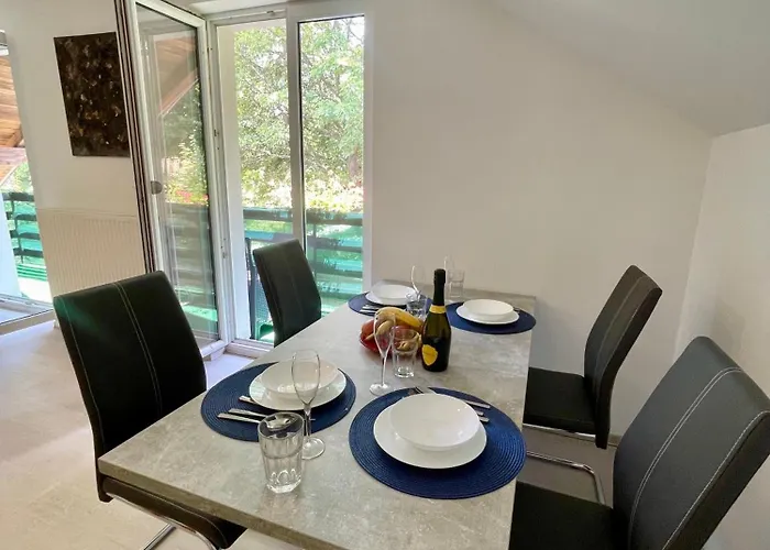 Quiet Forest Retreat With Pool Appartamento